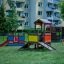 Farbenfrohes Spielhaus Buntes Spielhaus mit Rutsche und Kletterwand auf einem Spielplatz.