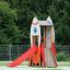 Weltraumrakete Spielhaus mit Rutsche und Kletterseil auf einem Spielplatz.