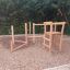 Holz-Klettergerüst Kaukasus für Kinder im Freien mit Seilbrücke und Kletterstangen.