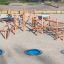 Sonora Klettergerüst Robinie aus Holz mit Kletternetz und Bodentrampolinen auf Spielplatz
