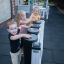 Kinder spielen an einer Spielzeug-Tankstelle im Freien.