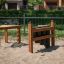 Kinderschlagzeug-Spielplatzanlage aus Holz im Sand.