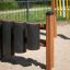 Kinder-Schlagzeug-Spielgerät aus Holz auf einem Spielplatz