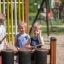 Kinder spielen auf einem Schlagzeug-Spielgerät im Freien
