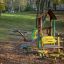 Alice Spielhaus mit Rutsche und Kletterelementen auf einem Spielplatz im Herbst.