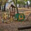 Alice Spielhaus mit Rutsche auf einem herbstlichen Spielplatz