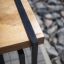 Holztisch mit schwarzen Metallbeinen und dezenter, moderner Gestaltung, Thor Bank.