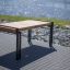 Moderne Thor Tisch aus Holz und Metall am Seeufer.