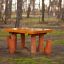 Tisch mit 4 Hocker Robinie aus Holz auf natürlichem Waldboden im Freien