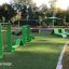 Grünes Fitnessgerät Stahlband Fitness I im Park für Außentraining.