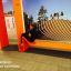 Kind sitzt auf einem modernen orangefarbenen Spielgeräte Stahlband Fitness I.