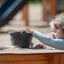 Kleines Mädchen spielt mit Sand in der Sand & Wasserspielanlage II.