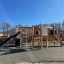 Herausforderung II Spielanlage mit Rutsche auf einem Spielplatz unter blauem Himmel
