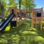 Herausforderung II Spielanlage mit Rutsche auf grünem Rasen in sonnigem Park