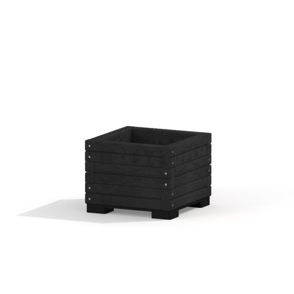 Schwarzer Holzblumentopf I im modernen Design auf weißem Hintergrund.