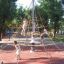Kinder spielen auf einem Fallschutzplatte 35 Klettergerüst im Park.