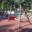 Fallschutzplatte 35 unter moderner Schaukel im öffentlichen Park.