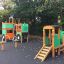 Großer Traktor Spielhaus mit Rutsche und Kletterelementen auf einem Spielplatz