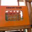 Memory-Spiel an einem orangefarbenen Brett auf einem Kinderspielplatz.