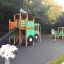Großer Spielplatz mit Traktor und Rutsche für Kinder