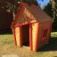 Kinderspielhaus Krummes Häuschen aus Holz im Garten.