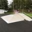 Outdoor-Skatepark Fun Box 8 mit Rampen und Geländern in einer öffentlichen Anlage.