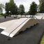 Outdoor-Funsport-Anlage Fun Box 8 mit Rampe und Geländer in einem Park.