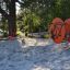 Kinderspielplatz mit Fledermaus Federwippe und Sandboden im Wald