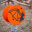 Orangefarbene Fledermaus Federwippe auf Spielplatz