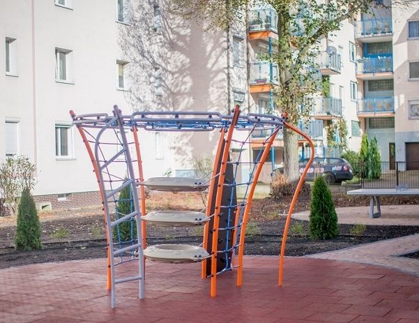Fallschutzplatte 50 auf einem Kinderspielplatz in städtischer Umgebung.