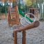 Spielplatz mit Wippe Robinie und Klettergerüsten im Herbst.