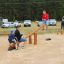Kinder spielen auf einer Wippe Robinie auf einem Spielplatz.
