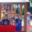 Kinder spielen im Lokomotive Spielhaus auf einem Spielplatz.