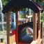 Holz-Spielhaus Lokomotive für Kinder im Freien.