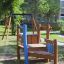 Holzspielgerät Kapitänsbrücke für Kinder auf einem Spielplatz.