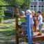 Kinder spielen auf einem Spielplatzgerät im Freien, Kapitänsbrücke von Lars Laj