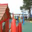 Annas Spielhaus auf einem bunten, kinderfreundlichen Spielplatz