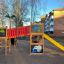 Dschungelcamp Klettergerüst mit Rutsche und bunten Tierdekorationen auf einem Spielplatz