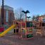 Dschungelcamp Klettergerüst mit Rutsche und Kletterwand auf Spielplatz