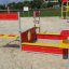 Roter und gelber Jupiter Sandkasten auf einem öffentlichen Spielplatz.