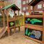 Kinder-Spielhaus mit Rutsche und Dschungel-Motiven im Freien.