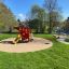 Helicopter Spielhaus mit Rutsche auf einem sonnigen Spielplatz