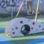 Kleines Klettergerüst Dottie I Rutsche für Kinder mit runder Öffnung und roten Griffpunkten auf Spie