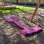 Schaukelsitz Dobbel Sitz für zwei Kinder auf einem Spielplatz.