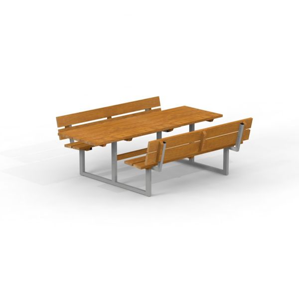 Holztisch und -bänke mit barrierefreiem Zugang für Rollstuhlfahrer