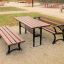 Bordeaux Bank mit Armlehnen und passender Tisch im Park