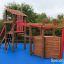 Holzspielplatz Svens Schiff Spielturm mit Rutsche und Kletterwand auf blauem Untergrund.