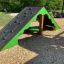 Grünes Zelt Klettergerüst für Kinder auf einem Spielplatz.