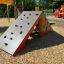Kletterwand für Kinder auf einem Spielplatz, Zelt Klettergerüst.