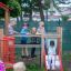 Kinder spielen auf dem Kastell Spielturm mit Rutsche im Garten.